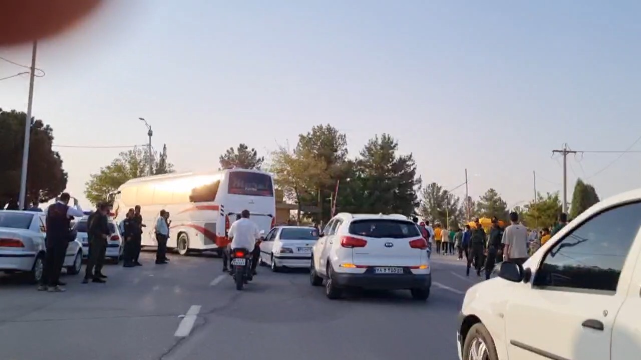 اتوبوس پرسپولیس در ورودی ورزشگاه نقش جهان و ازدحام هواداران
