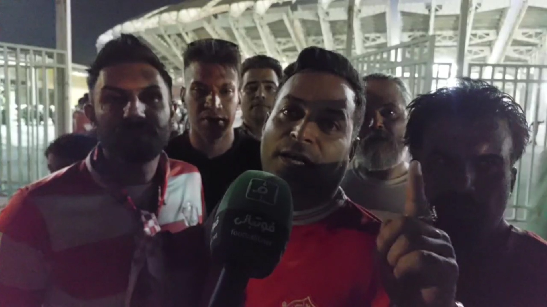 گفت‌و‌گو با هواداران پرسپولیس بعد از پیروزی مقابل سپاهان