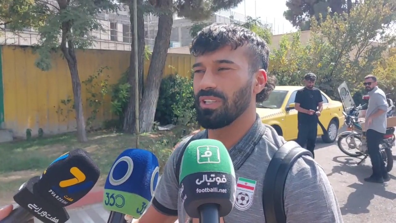 سلفی رامین رضاییان با هواداران و عدم پاسخ به سوال خبرنگاران درباره عملکرد تیم ملی در کافا