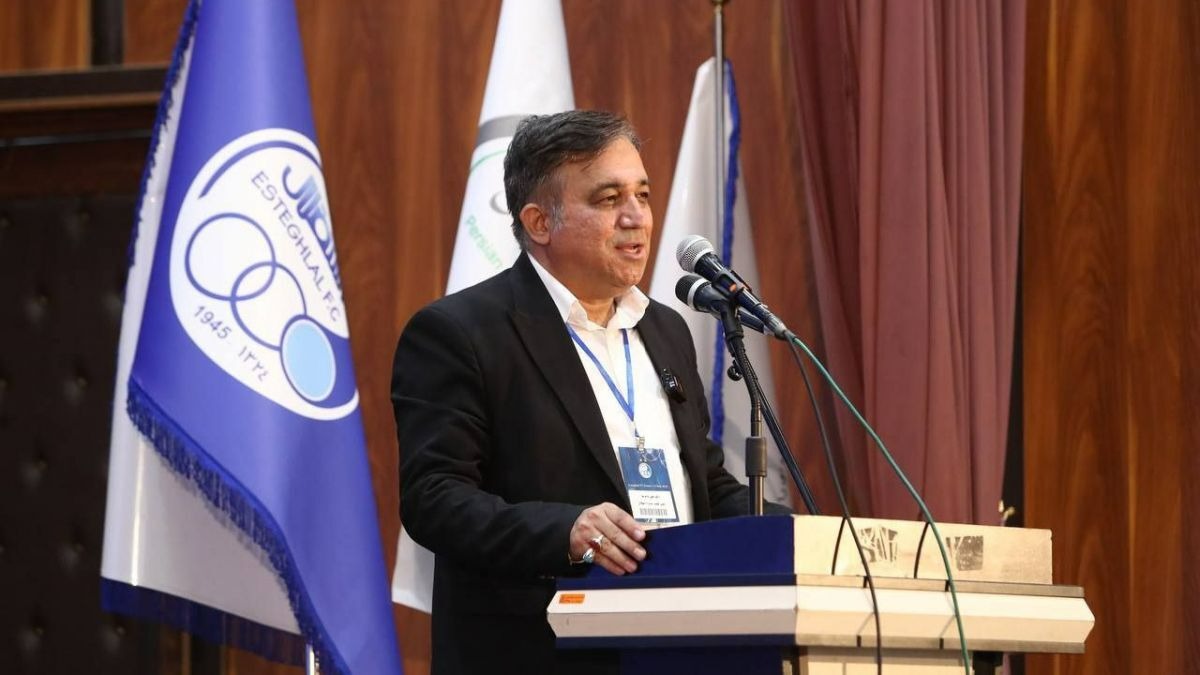 تاجرنیا در دوراهی فوتبال و سیاست؟