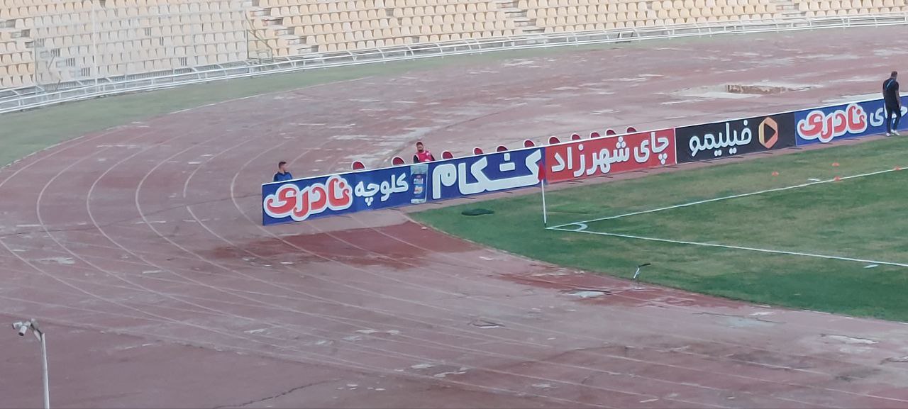 وضعیت ترسناک ورزشگاه تختی با سقف سوراخ/ AFC باخبر است؟(تصاویر)