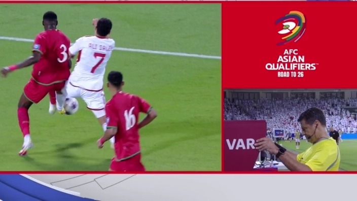 VAR کی روش را از تصمیم جنجالی فغانی نجات داد! پنالتی امارات مقابل عمان رد شد