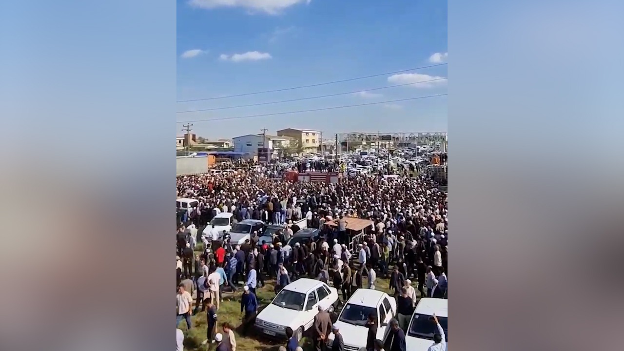 حضور پرشور مردم آق‌قلا در مراسم خاکسپاری صابر کاظمی