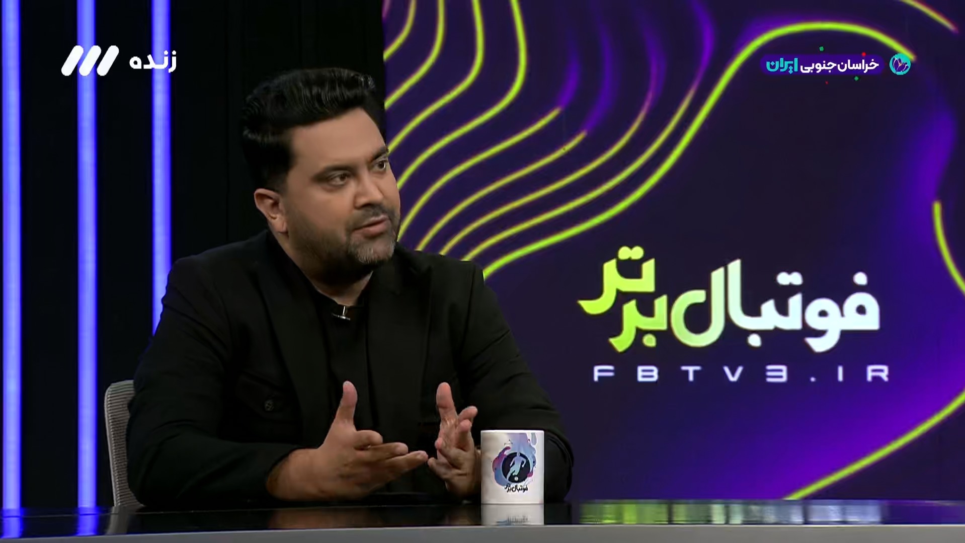 حضور سعید اخباری در برنامه فوتبال برتر با کمک ماساژور تیم چادرملو که پایه یک ویلچر دارد