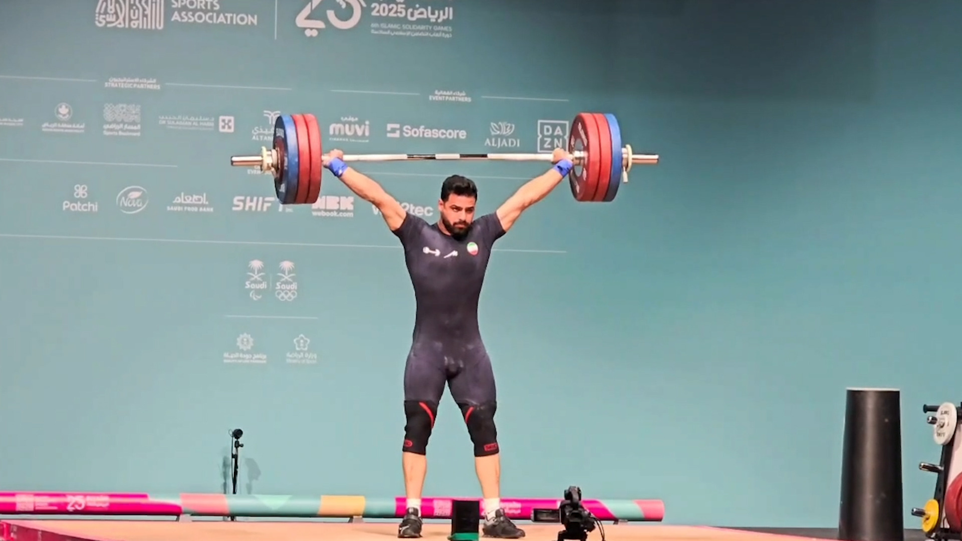 مهار وزنه ۱۷۱ کیلو گرمی توسط علیرضا معینی در دسته ۹۴ کیلو گرم وزنه برداری