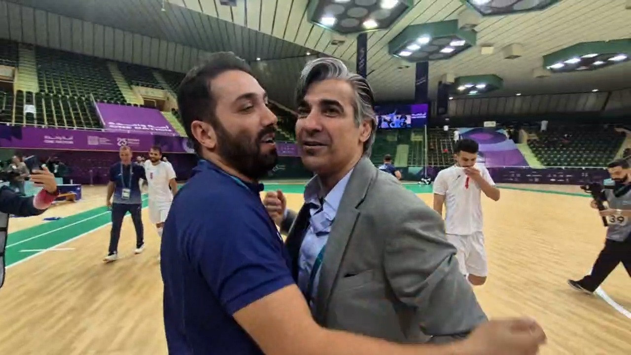 وحید شمسایی روی دوش بازیکنان پس از قهرمانی