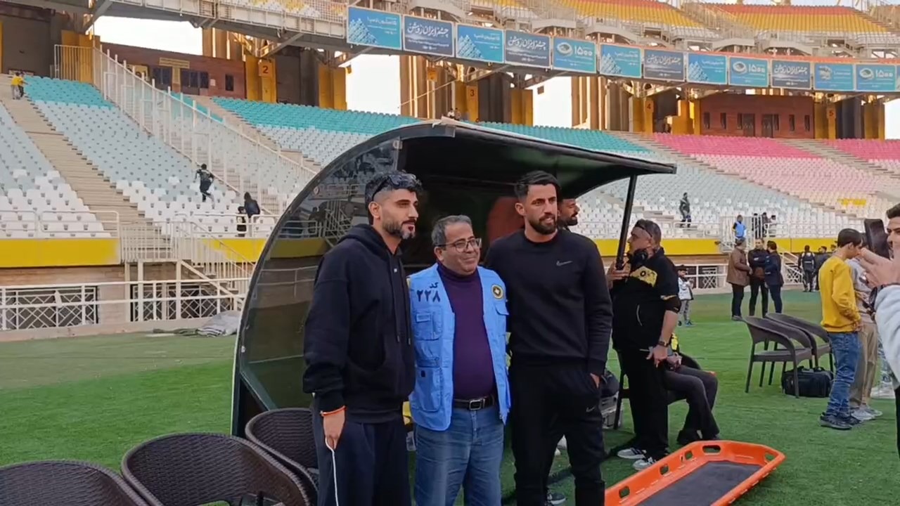 بازار داغ سلفی با رضاوند و زکی پور در حاشیه دیدار ستارگان دهه ۸۰ و ۹۰ سپاهان