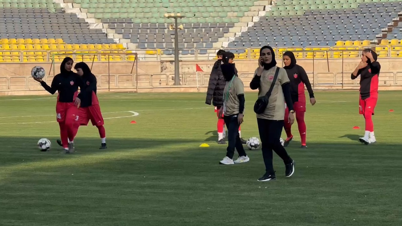 گرم کردن بازیکنان دو تیم بانوان پرسپولیس و یاسام برای دیدار با یکدیگر