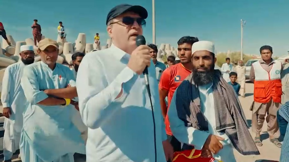 تصاویری جالب و زیبا از بندر چابهار با حضور پیمان یوسفی مجری برنامه ورزش و مردم