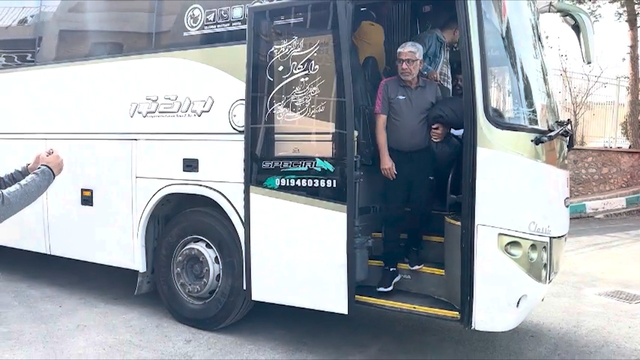 لحظه ورود بازیکنان فولاد هرمزگان به ورزشگاه