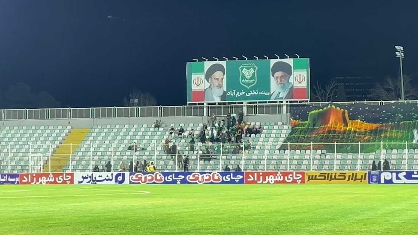 حضور تعدادی از هواداران خانم خیبری در ورزشگاه در حاشیه بازی با چادرملو