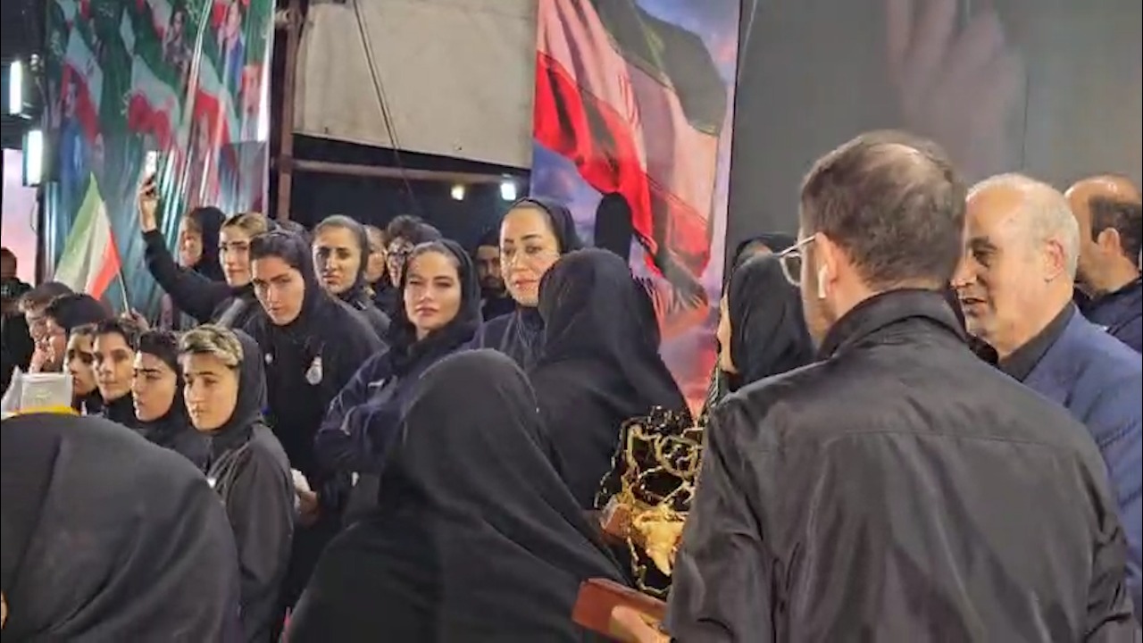 اهدای تندیس آرش ایران به اعضای تیم ملی بانوان