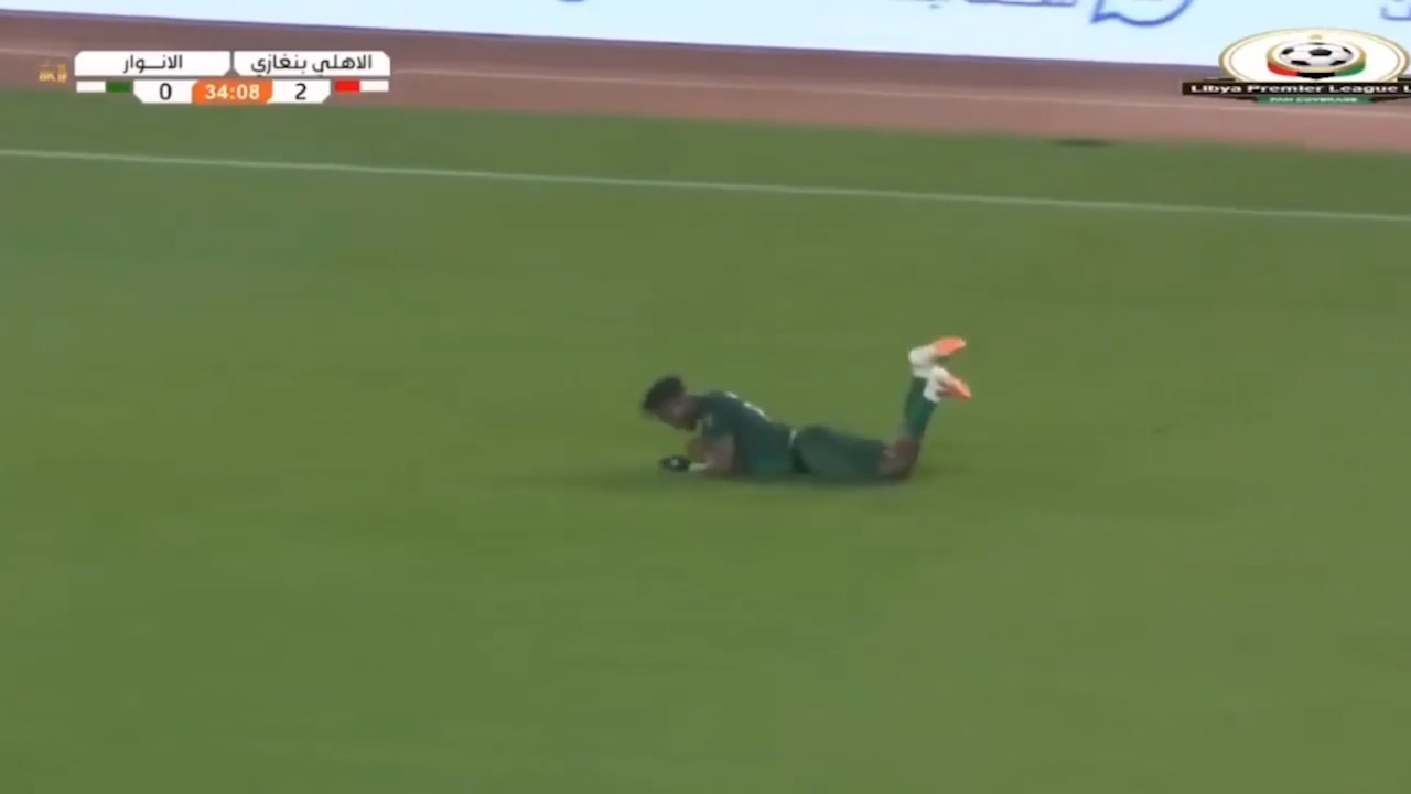 مهار و شکار خروس در زمین فوتبال!