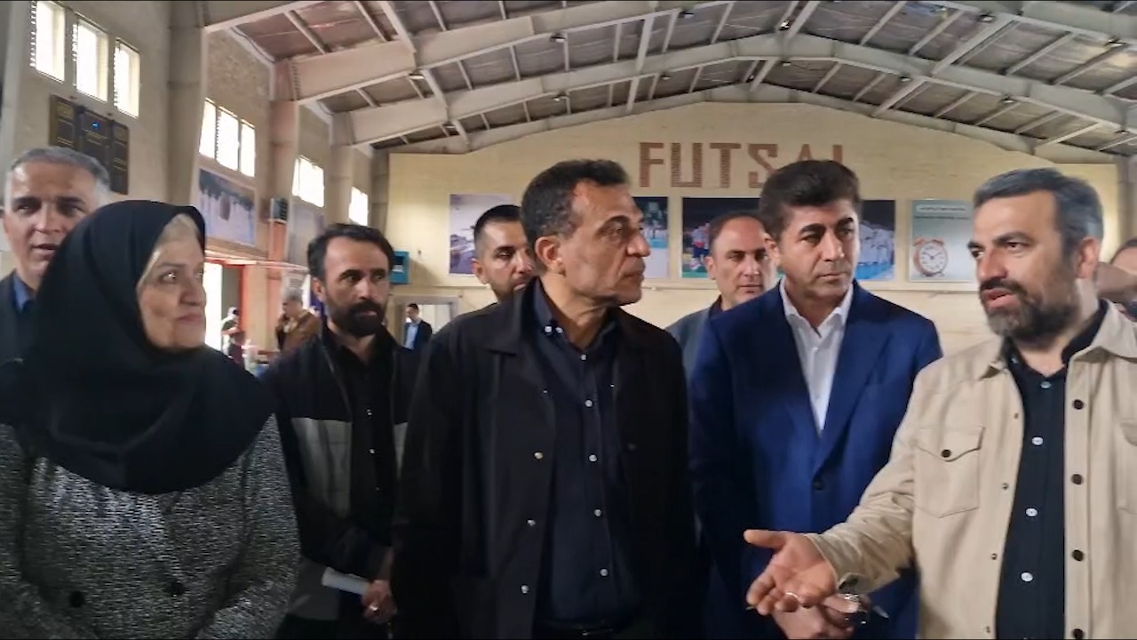 بازدید از آسیب های وارد شده به اماکن ورزشی در جنگ تحمیلی
