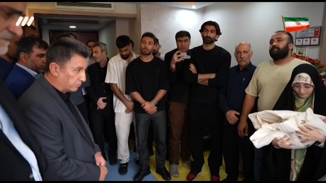 عیادت سرمربی و بازیکنان تیم ملی از سرباز پای لانچر که دو دستش را در جنگ از دست داد