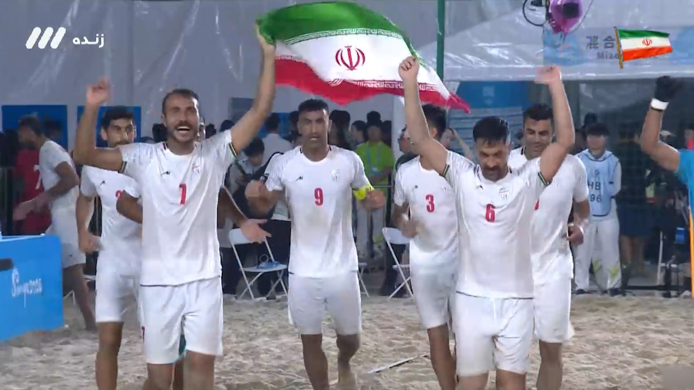 اهتزاز پرچم ایران پس از قهرمانی فوتبال ساحلی در آسیا