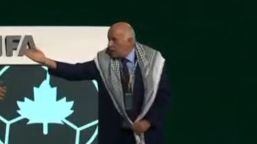 رییس فدراسیون فوتبال فلسطین، مقابل خواسته رییس فیفا ایستاد؛ با رییس فدراسیون اسراییل دست نداد