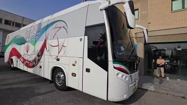 ورود تیم داوری و بازیکنان تیم ملی به ورزشگاه دستگردی