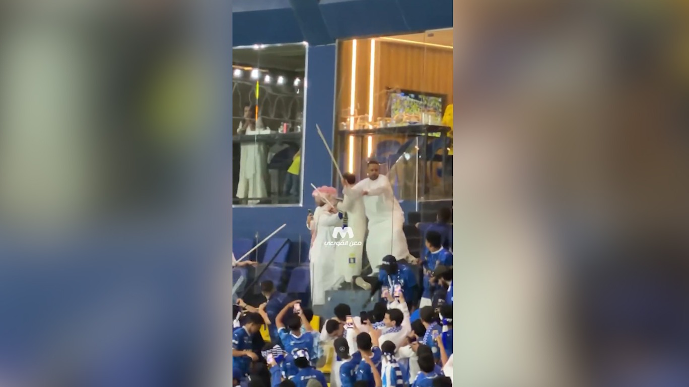 درگیری عجیب هواداران الهلال روی سکوها در دیدار مقابل النصر