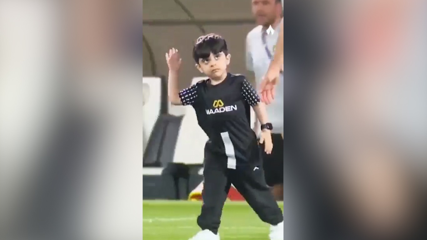 حرکت جالب پسر ماشاریپوف کنار رونالدو و واکنش جالب CR7!