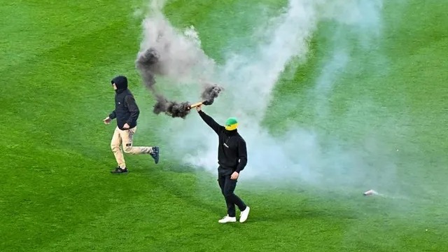 هجوم هواداران نانت به زمین و حمله به بازیکنان به دلیل سقوط به لیگ 2 فرانسه
