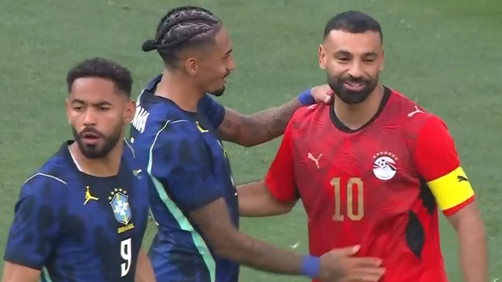 خوش و بش محمد صلاح با رافینیا پس از ورود به زمین در نیمه دوم