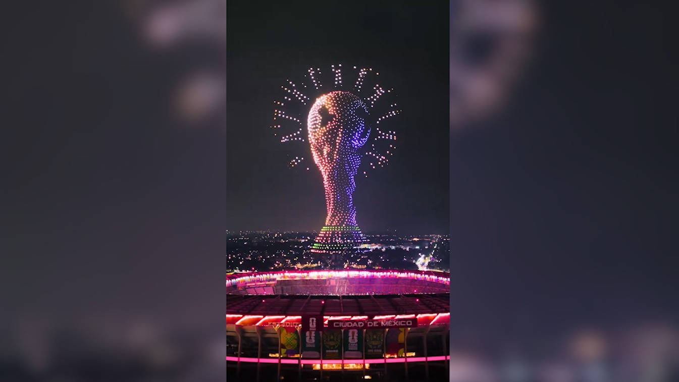 روشن کردن آسمان شب با نمادهای جام جهانی در مکزیکو سیتی