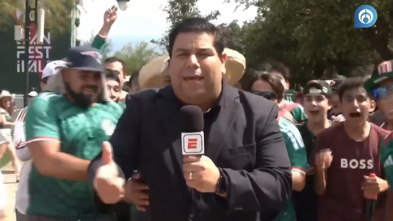 پرتاب کردن غافلگیرانه گزارشگر ESPN توسط هواداران مکزیکی در حین گزارش زنده بازی مکزیک!