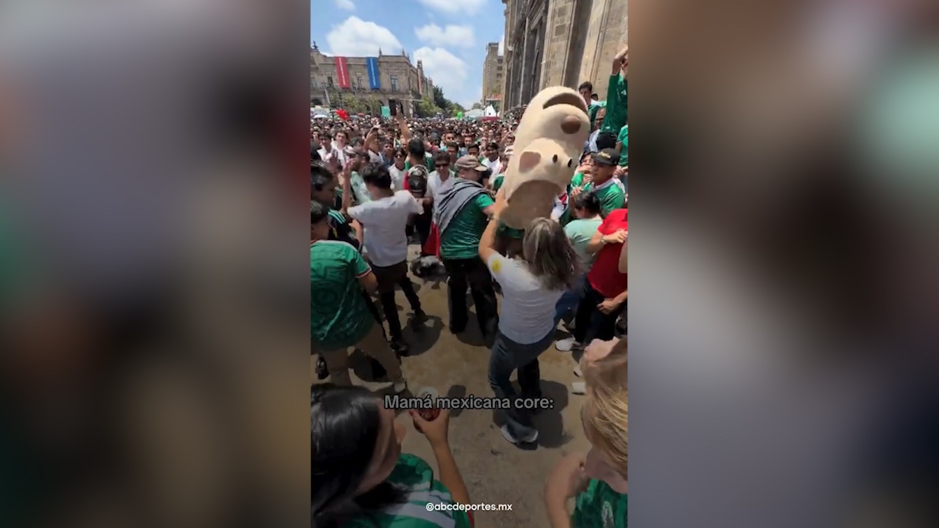 حضور خانم هوادار مکزیکی با دمپایی غول‌ پیکر در جشن های جام جهانی!