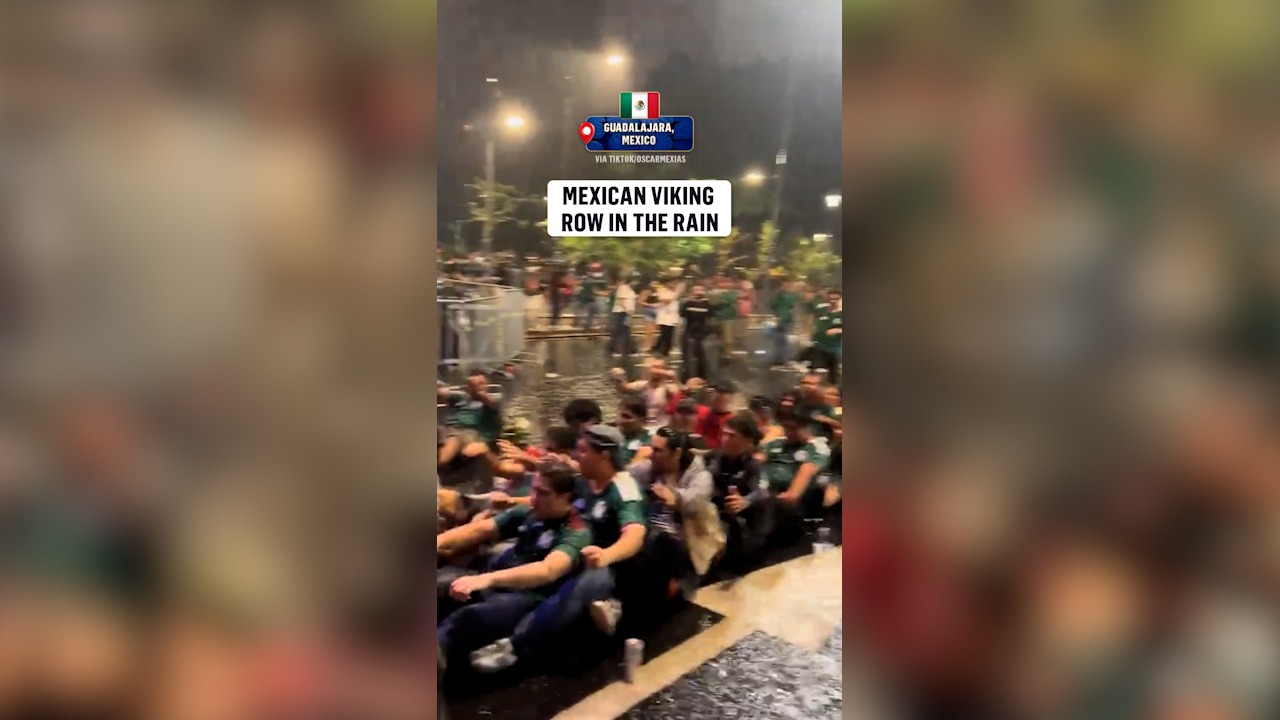 شادی مکزیکی ها در خیابان زیر بارش باران به سبک نروژی ها