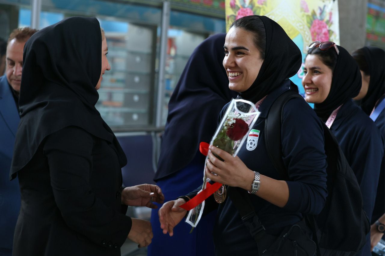 گزارش تصویری؛ بازگشت تیم ملی فوتسال بانوان پس از قهرمانی در کافا