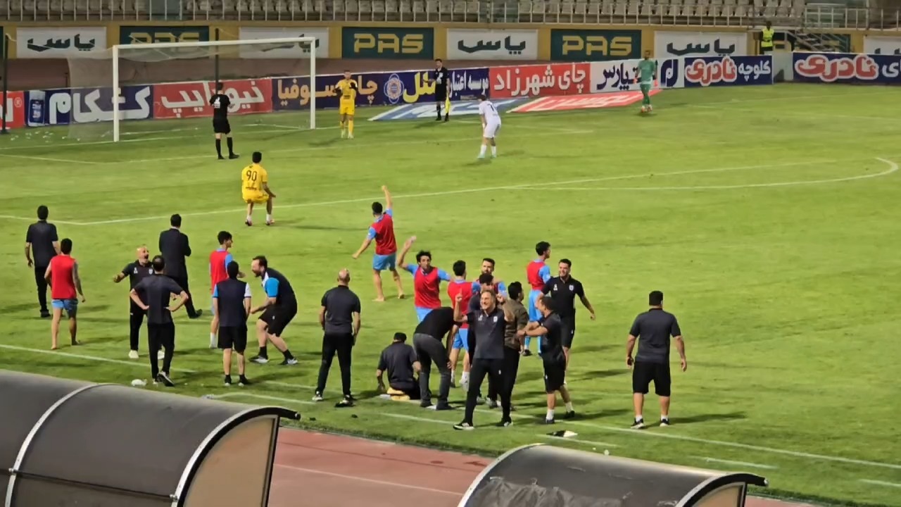 ضربات پنالتی بازی چادرملو و گل گهر از زاویه دوربین فوتبالی