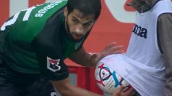 اقدام جالب بازیکن در لیگ روسیه برای خشک کردن توپ