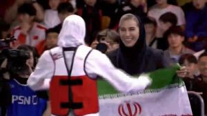 دور افتخار ناهید کیانی با پرچم ایران پس از کسب مدال طلای تکواندوی آسیا