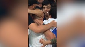 جشن مانولو گونزالس سرمربی اسپانیول با هواداران بعد از بقا در لالیگا!