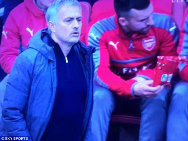 قانون شکنی روی نیمکت آرسنال عکس