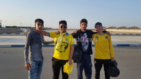 طرفداران نفت آبادان درورزشگاه خرمشهر عکس