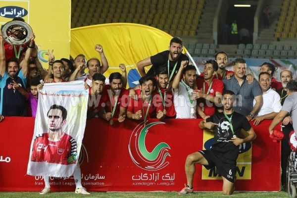  هادی نوروزى در جمع قهرمان نفتى ها  عکس