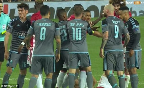 درگیری شدید بازیکنان یونایتد و سلتا عکس