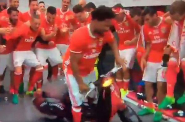 جشن عجیب بازیکنان بنفیکا بعد از قهرمانی عکس