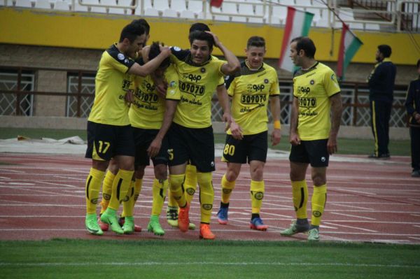 دو خارجی در رادار طلایی پوشان