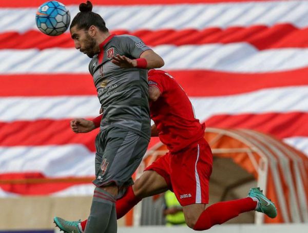 مدافع اسپانیایی سد راه سرخپوشان عکس