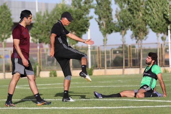 مثل کیروش شوت بزن عکس