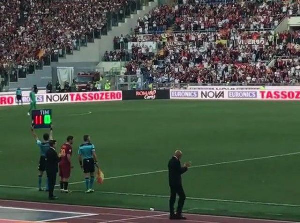 کاپیتان توتی برای آخرین بار وارد میدان شد عکس