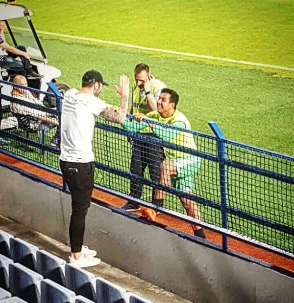 استقبال مهاجم سایپا از همتیمی ایرانی عکس