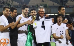 عکس نوشت یادگاری ارزشمند تیم ملی در دستان کیروش