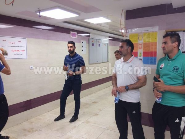  محمود فکری پیگیر وضعیت دروازه‌بان تراکتور  عکس