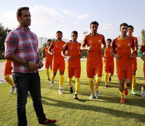 علی کریمی منتظر 80 هزار هوادار برابر پرسپولیسم