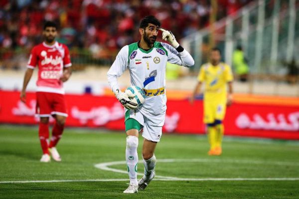  بیرانوند و تغییر لباس در بین دونیمه