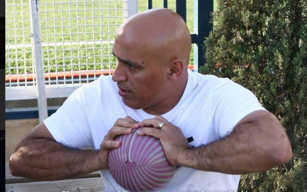 نوستالوژی منصوریان با توپ پلاستیکی عکس